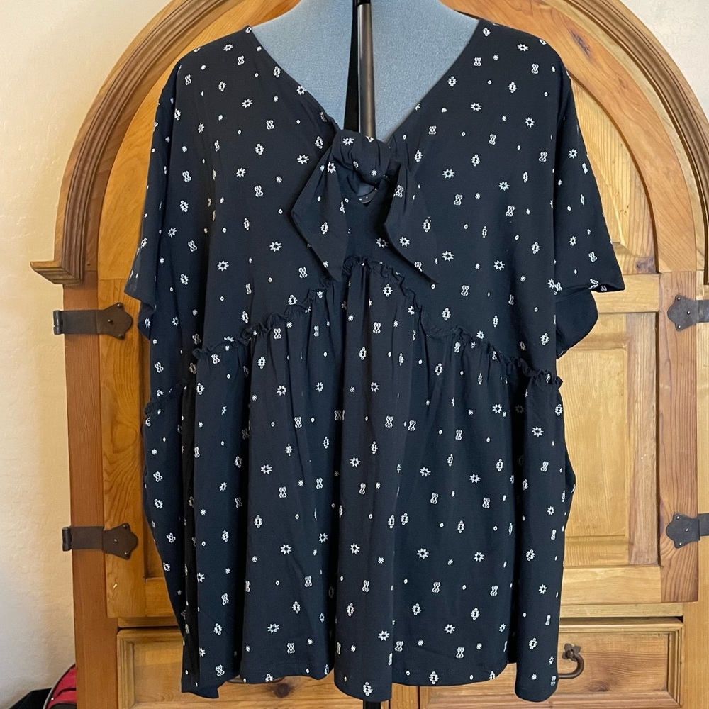 Torrid - Short Sleeve V Neck Top - Size 5X/ 28